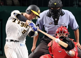 シーズン中に鋭い打撃を見せた近本光司選手（左）