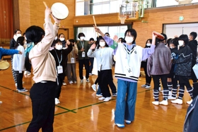 沖縄の踊り「カチャーシー」で盛り上がる沖縄と兵庫の子どもたち＝志知小学校