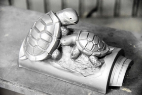 直子さんが注文を受けて手がけた亀の飾り瓦（タツミ提供）