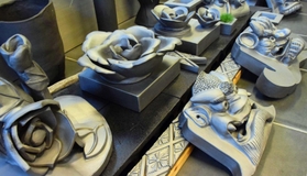 焼き上がった直子さん作の鬼瓦と飾り瓦＝南あわじ市津井