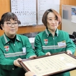 感謝状を受け取る松林夏子さん（右）と岩本和美さん＝淡路署