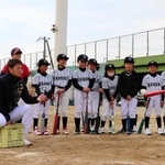 打撃指導をする（左から）杉本裕太郎選手と山田修義選手＝南あわじ市市青木、三原健康広場