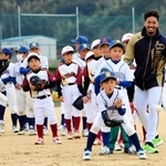 守備を教える宗佑磨選手＝南あわじ市市青木、三原健康広場