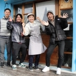アワライフの酒部正弥さん（右端）、武政彰吾さん（左から２人目）ら＝南あわじ市福良甲、チャレンジモール福良ＣＡＰ