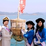 樽を放流するクイーン淡路と鳴門うずしお大使＝鳴門海峡