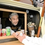 キッチンカーで入れた自慢のコーヒーを提供する大須賀さん＝淡路市佐野、カフェ「あわじ探偵事務所」