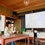 飲食スペースとして開放し、映画を楽しむこともできる自宅の居間＝淡路市佐野、カフェ「あわじ探偵事務所」