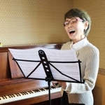 音楽教室のレッスン室で歌う安永郁子さん＝洲本市