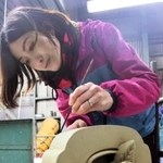 好きな花の鬼瓦を製作する興津直子さん＝南あわじ市津井