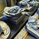 焼き上がった直子さん作の鬼瓦と飾り瓦＝南あわじ市津井