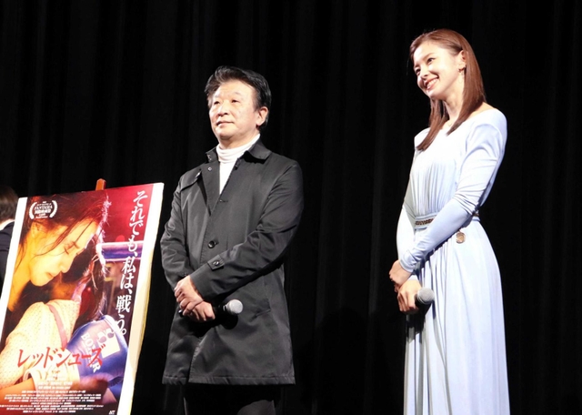 舞台あいさつする朝比奈彩さん（右）と雑賀俊朗監督＝淡路市野島大川