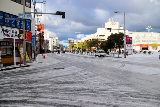 路面が凍結した交差点＝２５日朝、洲本市栄町１