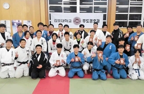 合同練習を行った韓国の選手団と蒼開高校柔道部員ら＝蒼開高校（奈木さん提供）