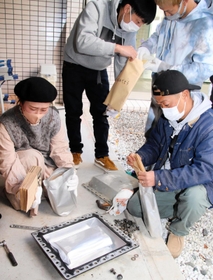 ２０年前のタイムカプセルを開封する成人式の元実行委員＝南あわじ市立図書館