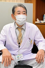インタビューに応じる鈴木康之院長＝県立淡路医療センター