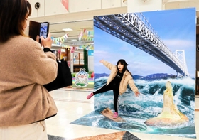 南あわじ市の観光名所を題材にしたトリックアートパネルで写真を撮る来場者ら＝シーパ