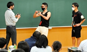 練習を重ねたネタを披露する生徒＝蒼開高校