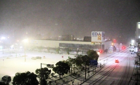 積雪する洲本市街＝２４日深夜、洲本市栄町２