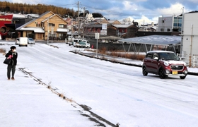 凍結した道路を車が慎重に走った＝２５日朝、淡路市志筑