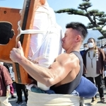 怪力自慢の男衆が歯を食いしばり餅を運んだ＝南あわじ市北阿万筒井