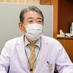 インタビューに応じる鈴木康之院長＝県立淡路医療センター