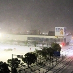 積雪した市街地＝２４日深夜、洲本市栄町２