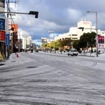 路面が凍結した交差点＝２５日朝、洲本市栄町１
