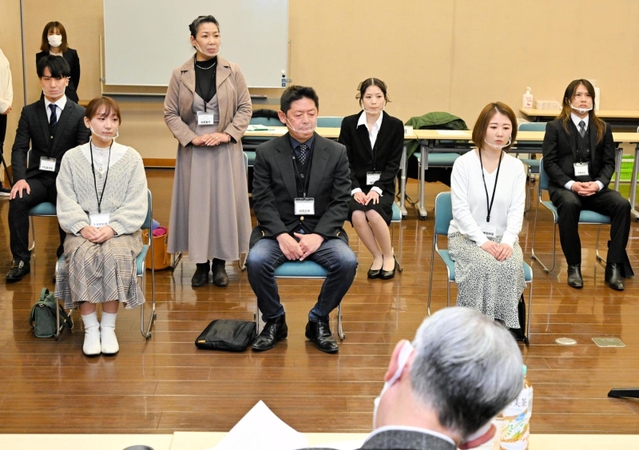 男性や外国人を含む多彩な応募者が出席した面接審査＝洲本市塩屋１