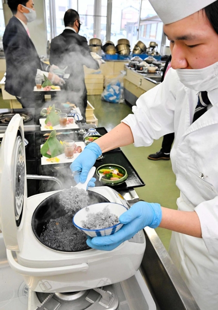 竹炭を混ぜて米を炊くなどアイデアを凝らした料理を作る参加者＝南あわじ市中央公民館