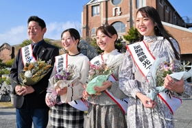 初代「淡路島観光アンバサダー」に選ばれた（左から）池田正和さん、松田恵実さん、平尾安紗香さん、山中ひかりさん＝洲本市塩屋１