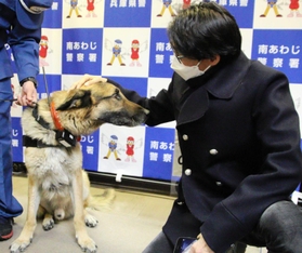 助かった男性の長男になでられるヤルク号＝南あわじ署