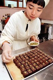 看板商品の「テオ」をつくる松田あすなさん＝淡路市山田甲