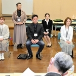 男性や外国人を含む多彩な応募者が出席した面接審査＝洲本市塩屋１