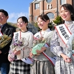 初代「淡路島観光アンバサダー」に選ばれた（左から）池田正和さん、松田恵実さん、平尾安紗香さん、山中ひかりさん＝洲本市塩屋１