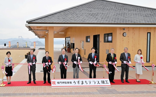 大鳴門橋を望む高台に完成したうずまちテラス＝南あわじ市福良丙