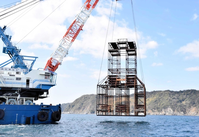 クレーンで海底に投入される魚礁＝南あわじ市沼島沖