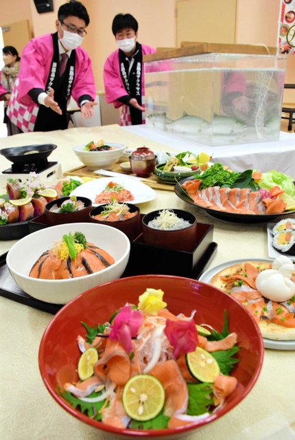 解禁前のお披露目会で、島内の料理人らが考案したメニューが並んだ＝南あわじ市志知佐礼尾、吉備国際大学