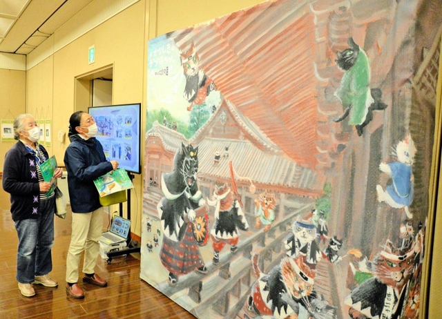 第１１話の「赤穂ニャン士」討ち入りのシーンが描かれた２・２メートル四方の巨大パネル＝洲本市文化体育館