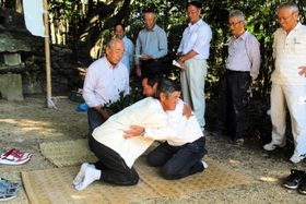 座相撲の様子（淡路市提供）