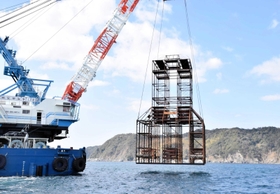 クレーンで海底に投入される魚礁＝南あわじ市沼島沖