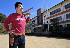 旧山田小学校の校舎と土地を購入し地域再生に乗り出す須磨北造園土木の席定京吾さん＝淡路市高山甲