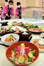 解禁前のお披露目会で、島内の料理人らが考案したメニューが並んだ＝南あわじ市志知佐礼尾、吉備国際大学
