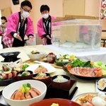 解禁前のお披露目会で、島内の料理人らが考案したメニューが並んだ＝南あわじ市志知佐礼尾、吉備国際大学