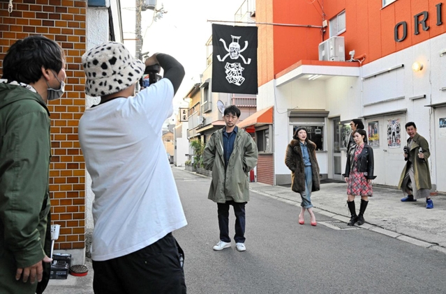 ポスター撮影に臨む波岡一喜さん（中央）ら出演者＝洲本オリオン