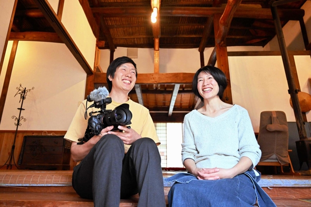 淡路島の古民家を拠点にドキュメンタリー映画を製作する田中貴大さん（左）と岩崎靖子さん＝洲本市