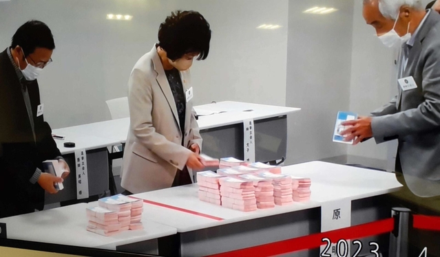 票の束が積まれた集積台を映したモニター画面＝淡路市役所２号館