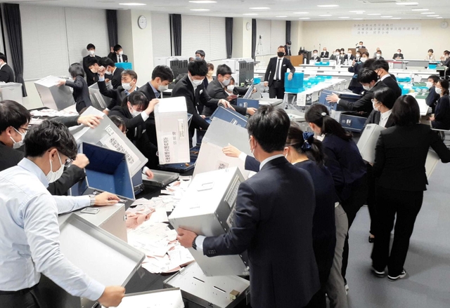 会議室での開票作業。奥に固定されたビデオカメラが様子を撮影した＝淡路市役所２号館