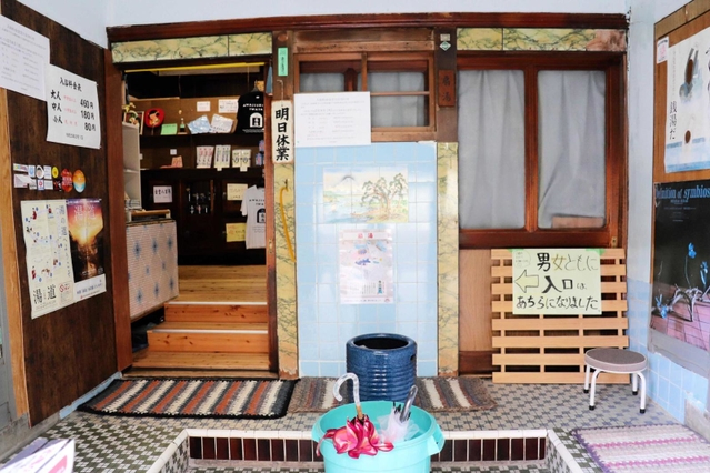 ２年前まではこの入り口から男女で分かれていた＝淡路市岩屋（撮影・中村有沙）