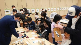 マルのスタンプやおみくじを楽しむ親子連れ＝洲本市文化体育館