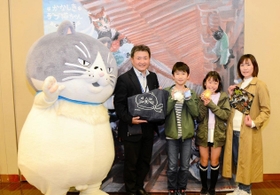 ３千人目の来場者となり、和田和也・淡路総局長（左から２人目）から記念品を受け取る右から中野洋美さん、愛華さん、佑晟君一家＝洲本市文化体育館